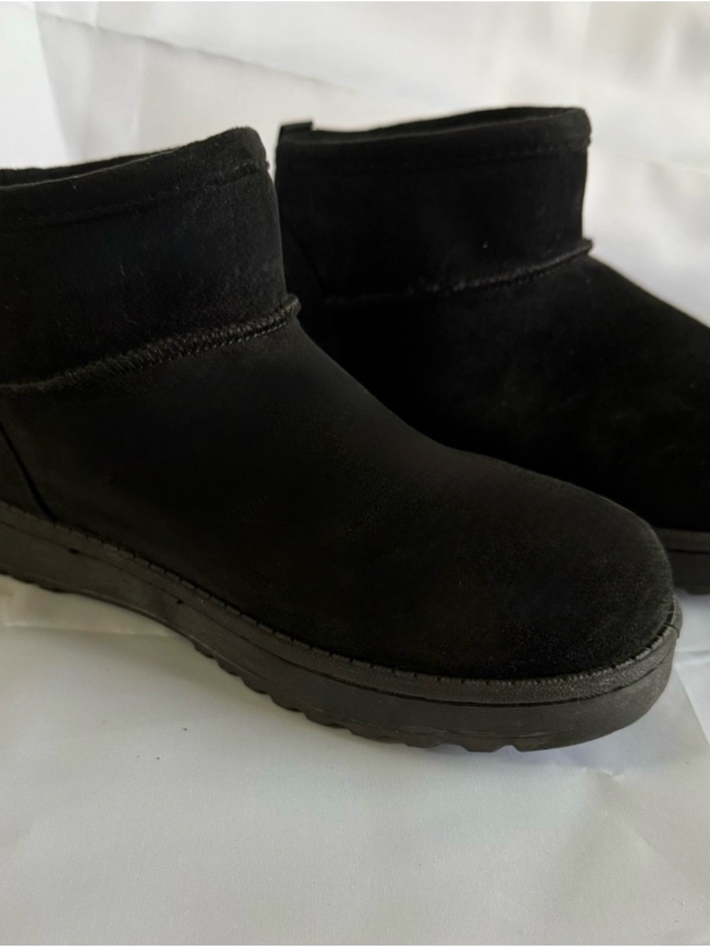 White Mountain women’s Black Faux Fur Lined ankle boots- Size 6M